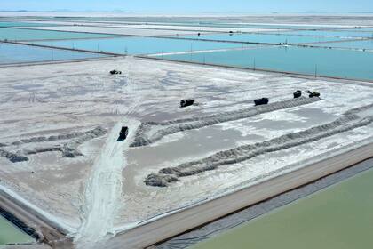 Vista aérea de camiones que cargan salmuera de las piscinas de evaporación de un complejo de extracción de litio