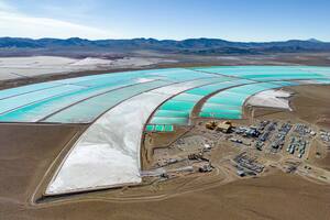 Vista aérea de campos de litio o estanques de evaporación en las tierras altas del norte de Argentina, América del Sur: un paisaje surrealista y colorido donde nacen las baterías.