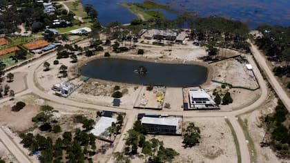 Vista aérea de Casa Living Manantiales hacia Laguna Blanca.