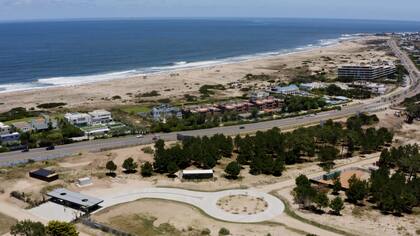 Vista aérea de Casa Living Manantiales hacia el mar.
