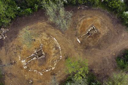 Vista aérea de dos tumbas etruscas de San Germano en Vetulonia (Grosseto) del siglo VI d.C. donde se han excavado restos humanos analizados en este estudio