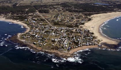 Vista aérea de José Ignacio. El diario El País de Uruguay viene denunciando periódicamente usurpación de terrenos desde hace años. La mayoría de las víctimas son argentinas. Las usurpaciones nunca son de "movimientos sociales", si no que son adjudicadas a mafias que pretenden hacer un negocio
