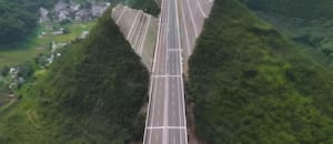 No más túneles: partieron una montaña a la mitad para construir una autopista