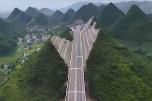 No más túneles: partieron una montaña a la mitad para construir una autopista