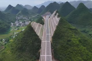 No más túneles: partieron una montaña a la mitad para construir una autopista