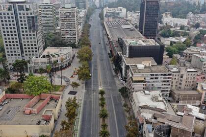 Vista aérea de la calle Alameda vacía en Santiago, Chile, el 27 de marzo de 2020