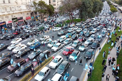 Vista aérea de la caravana de automóviles en el banderazo 9J en el Obelisco.