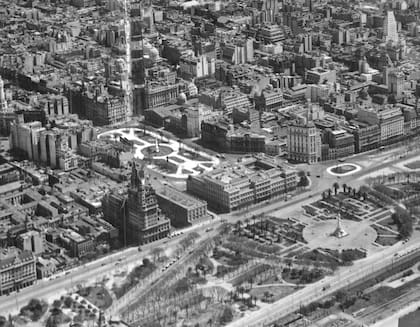 Vista aérea de la Casa de Gobierno, el parque Colón y la Plaza de Mayo. Nótese que el tráfico circulaba por la Av. Alem y no daba la vuelta alrededor del parque. 1937.