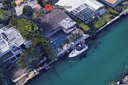 Vista aérea de la casa de Roberto Bravo en un lujoso barrio de Miami