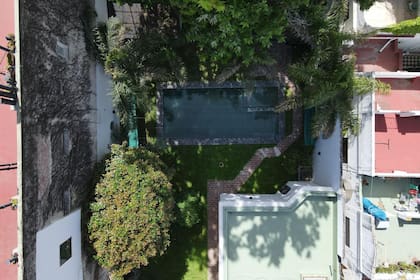 Vista aérea de la casona, ubicada en Defensa al 1300, tiene quincho, pileta y varias salas.
