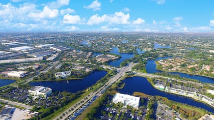 Vista aérea de la ciudad de Weston, en Florida; una joya entre pantanos y no muy lejos del mar