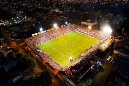Vista aérea del estadio de San Martín de Tucumán, que hoy recibió un revés en los escritorios: el TAS le negó el ascenso a primera división que había reclamado.