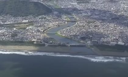 Vista aérea de la costa de Japón en medio de la alerta por tsunami