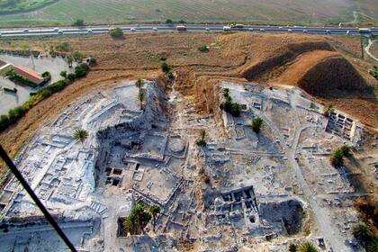 Vista aérea de la excavación arqueológica de Meggido, donde fueron hallados parte de los cadáveres en cuyos dientes se encontraron proteínas de cúrcuma y soja