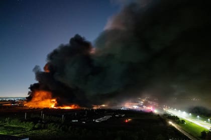 Vista aérea de la explosión en una empresa de productos químicos