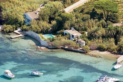 Vista aérea de La Madrague, la propiedad con ocho habitaciones, ocho baños, casa de huéspedes, viñedo y muelle propio en la que BB se recluyó desde 1958