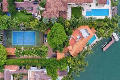 Vista aerea de la mansion ubicada en Sunset Lake, Miami Beach.