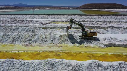 Vista aérea de la mina de litio de la compañía SQM en el desierto de Atacama