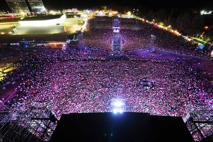 Vista aérea de la multitud que siguió el cierre de este encuentro que desde hace 11 años organiza la Municipalidad de Neuquén