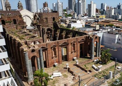 Vista aérea de la nueva Catedral. El fondo de la estructura se usa hoy como templo de la parroquia Sagrado Corazón de Jesús, sobre calle 4 de Enero.