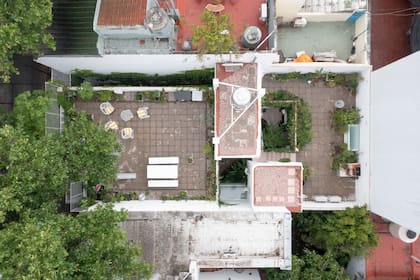 Vista aérea de la planta superior, donde se ve la unión de las terrazas a través de un antiguo taller convertido en lavadero.