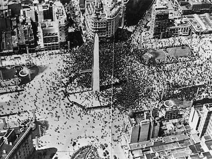 Vista aérea de la Plaza de la República y la Avenida 9 de Julio antes de iniciarse el acto de inauguración.