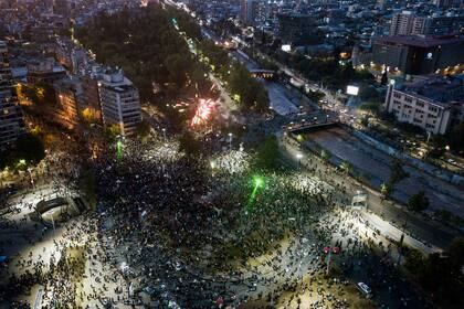 Vista aérea de la Plaza Italia que muestra a las personas reunidas mientras esperan el resultado oficial de la votación del referéndum constitucional, en Santiago el 25 de octubre de 2020