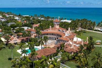 Vista aérea de la propiedad Mar-a-Lago del expresidente Donald Trump, donde se realizaron los allanamientos