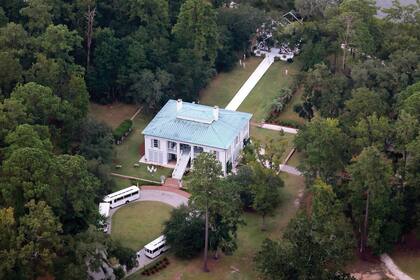 Vista aérea de la propiedad ubicada cerca de Savannah que cuenta con una casa principal de 560 metros cuadrados, otras dos para invitados y un embarcadero.