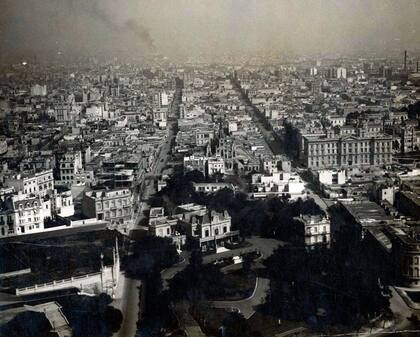 Vista aérea de la residencia. Las calles que se ven son Agüero y Austria. La Av. Las Heras se adivina apenas en el lugar donde está la iglesia San Agustín. Finales de la década de 1920.