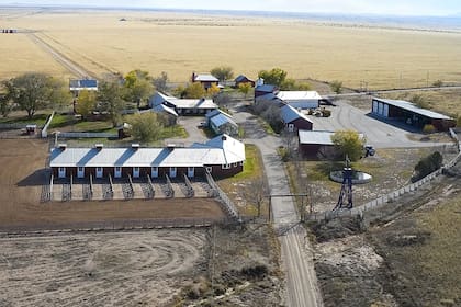 Vista aérea de la zona de servicio de Zorro Ranch, con las caballerizas, el hivernadero, las salas de máquinas y los garages para tractores (foto: realtor.com)