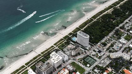 Vista aérea de la zona donde parte de un edificio se derrumbó el 24 de junio de 2021 en Surfside, cerca de Miami, en el sureste de Estados Unidos CHANDAN KHANNA AFP