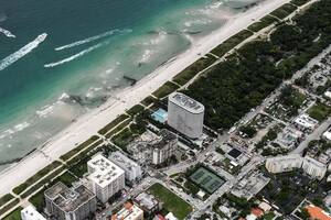 Vista aérea de la zona donde parte de un edificio se derrumbó el 24 de junio de 2021 en Surfside, cerca de Miami, en el sureste de Estados Unidos