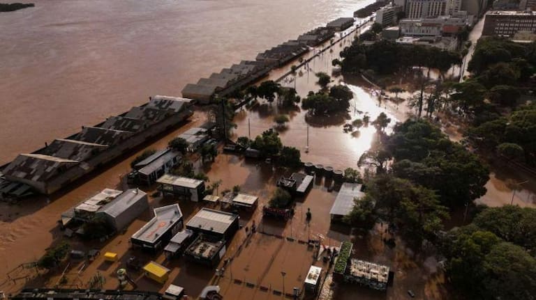 Vista aérea de la zona portuaria inundada de Porto Alegre
