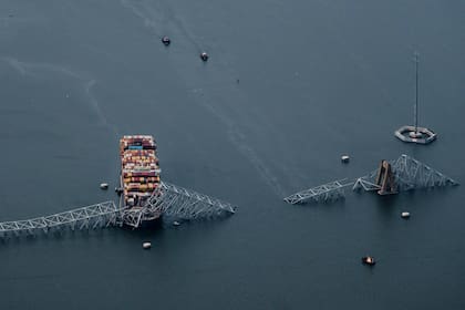 Vista aérea de los restos del puente Francis Scott Key tras ser embestido por el buque carguero Dali, en Baltimore  