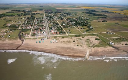 Vista aérea de Mar del Sur con su única calle asfaltada, el boulevard central