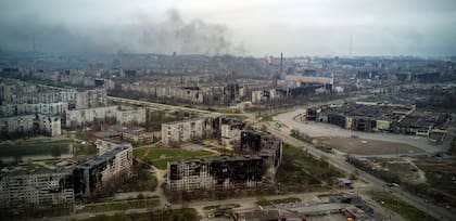 Vista aérea de Mariupol bajo el asedio ruso. La verdadera batalla podría darse mucho más abajo