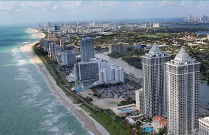 Vista aérea de Mid Beach: entre las calles 24 y 60 tiene hoteles lujosos, elegantes restaurantes y su propio distrito artístico.