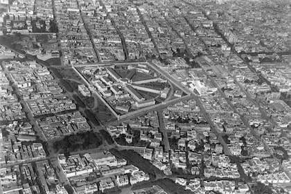 Vista aérea de Palermo en el año 1925 (se ve la antigua penitenciaría), donde se observa un barrio consolidado como tal