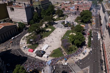 Vista aerea de Plaza de mayo y del cortejo funebre que parte desde Casa Rosada hacia el cementerio Bella Vista con los restos de Diego Armando Maradona