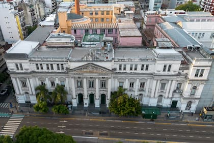 Vista aérea de Plaza Houssay, con los accesos a Económicas sin movimiento por el inicio del paro universitario