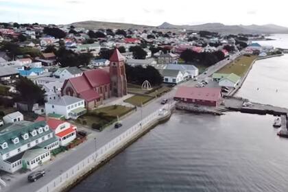 Vista aérea de Puerto Argentino, en el video que subió LESA a su canal de Youtube