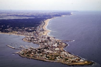 Vista aérea de Punta del Este en la década del 90. Punta del Este cumple 115 años. (Foto: Archivo El País)