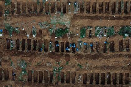 Vista aérea de sepultureros trabajando durante la pandemia de coronavirus en el cementerio de Vila Formosa, en las afueras de Sao Paulo, Brasil, el 22 de mayo de 2020