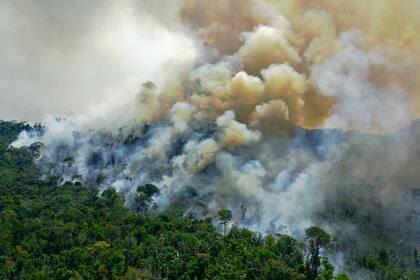 Vista aérea de un área en llamas de la reserva de la selva amazónica, al sur de Novo Progresso en el estado de Pará, el 16 de agosto de 2020