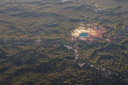 Vista aérea de un sitio minero en una sección de la selva amazónica en el oeste de Guyana, el 12 de abril de 2023. 