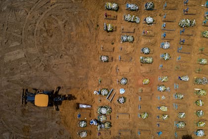 Vista aérea de un tractor cavando tumbas en Nossa Senhora Aparecida, donde están enterradas las víctimas del Covid-19, en Manaus, Brasil, el 22 de enero de 2021