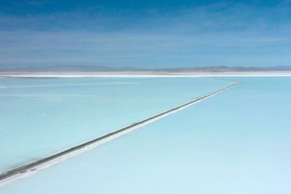 Vista aérea de una carretera que cruza la zona sur inundada del Salar de Uyuni