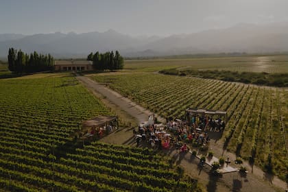 Vista aérea de una ceremonia de casamiento en Bodegas Salentein, en Valle de Uco