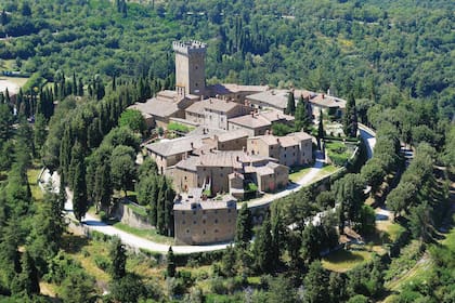 Vista aérea del castillo de Gargonza, rodeado por más de 500 hectáreas de bosques, olivares y viñedos, y con vista al valle de Chiana.